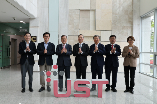 UST, ù ڹȸ ֡âȰȭ 缺  